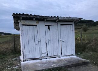 Școala a început cu 13 școli cu toalete în curte în județ