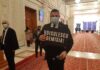 Protest inedit pe holurile Parlamentului: deputatul PSD Eduard Popică cere demisia lui Vlad Voiculescu