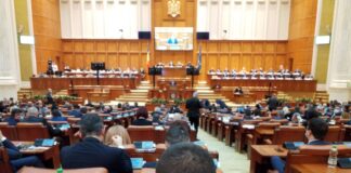 Deputații au votat, pe repede-nainte, proiectul care îi scapă de incompatibilitate pe consilierii locali și județeni