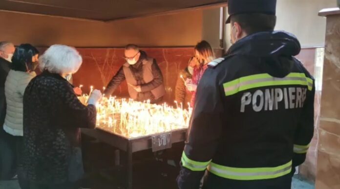 ISU-Inspectoratul-pentru-Situatii-de-Urgenta-Pompier-lumanari-biserica-Paste