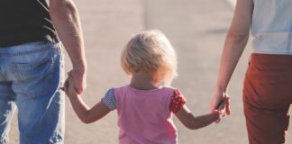 Ce trebuie să știe părinții vasluieni: Drepturile la concediu parental pe care le au tații angajați