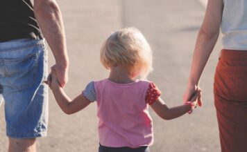 Ce trebuie să știe părinții vasluieni: Drepturile la concediu parental pe care le au tații angajați