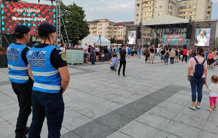 Jandarmi ordine publica Zilele Culturale ale municipiului Vaslui spectacol centru civic