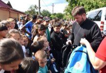 A debutat a IX-a ediție a Programului eparhial „Un ghiozdan pentru noul an școlar”, în Episcopia Hușilor