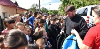 A debutat a IX-a ediție a Programului eparhial „Un ghiozdan pentru noul an școlar”, în Episcopia Hușilor