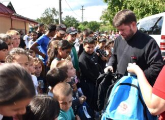 A debutat a IX-a ediție a Programului eparhial „Un ghiozdan pentru noul an școlar”, în Episcopia Hușilor