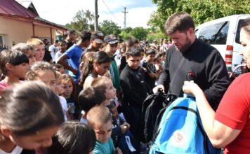 A debutat a IX-a ediție a Programului eparhial „Un ghiozdan pentru noul an școlar”, în Episcopia Hușilor