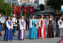 Festivalul Vasluiul Medieval a debutat cu paradă, teatru și mii de participanți
