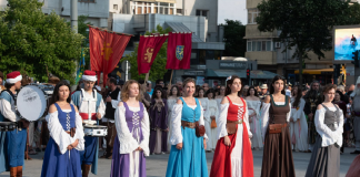 Festivalul Vasluiul Medieval a debutat cu paradă, teatru și mii de participanți