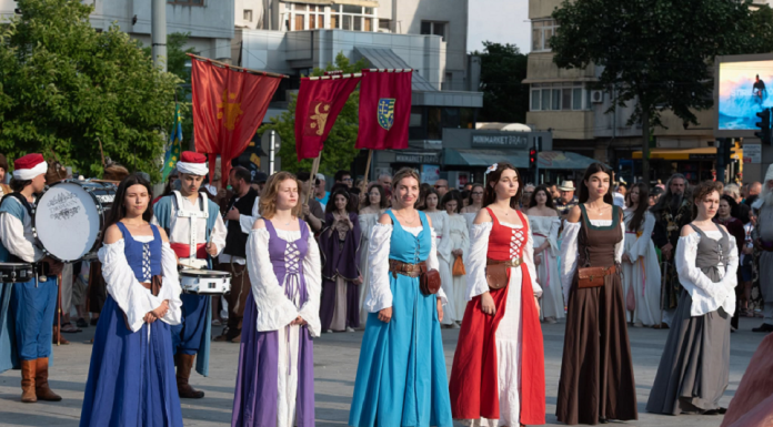 Festivalul Vasluiul Medieval a debutat cu paradă, teatru și mii de participanți