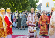IPS Atanasie, la hramul Catedralei Episcopale din Huși: „Să devenim o prezență vindecătoare, într-o societate care nu face altceva decât să îi judece pe toți”
