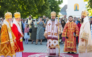 IPS Atanasie, la hramul Catedralei Episcopale din Huși: „Să devenim o prezență vindecătoare, într-o societate care nu face altceva decât să îi judece pe toți”