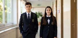 Uniformele școlare ar putea redeveni obligatorii