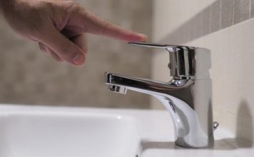 Contorul se mișcă, deși toate robinetele sunt închise? E posibil să existe pierderi în rețeaua proprie, explică specialiștii Aquavas SA