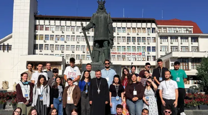 „Tradiție și noutate” – 45 de tineri din țară, reuniți la Vaslui într-o tabără dedicată credinței, prieteniei și educației