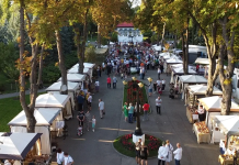 Zeci de meşteşugari şi artişti din ţară şi din Republiva Moldova, prezenţi la Târgul Meşterilor Populari din Vaslui