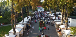 Zeci de meşteşugari şi artişti din ţară şi din Republiva Moldova, prezenţi la Târgul Meşterilor Populari din Vaslui