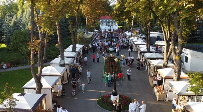 Zeci de meşteşugari şi artişti din ţară şi din Republiva Moldova, prezenţi la Târgul Meşterilor Populari din Vaslui